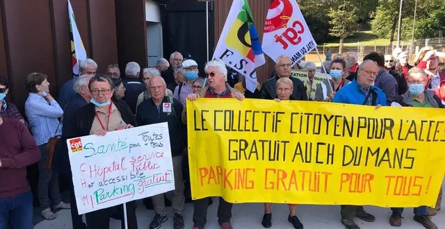 photo  environ 50 personnes se sont rassemblées devant l’entrée de la salle du conseil communautaire de le mans métropole, ce jeudi. le collectif s’oppose à la mise en paiement des parkings à l’hôpital.  &copy;  ouest-france 