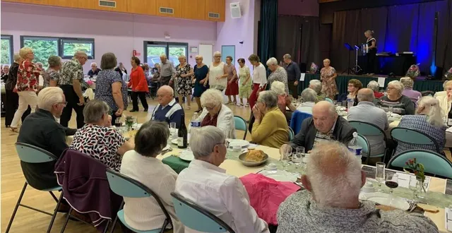 photo  les amateurs de danse ne se sont pas fait prier pour rejoindre le centre de l’espace culturel, où une piste les attendait.  &copy;  ouest-france 