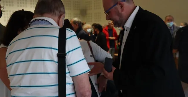 photo  le père bruno mézière a présenté sa médaille de la ville aux paroissiens de sablé-sur-sarthe (sarthe). « cette médaille, c’est aussi la vôtre », a-t-il déclaré.  &copy;  ouest-france 