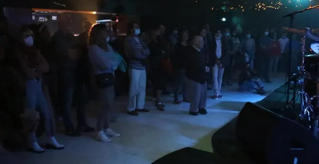 photo  un gros tiers des spectateurs avait gardé le masque malgré la possibilité de l’enlever, jeudi 30 septembre 2021 pour le premier after work de la saison, à la luciole.  &copy;  ouest-france 