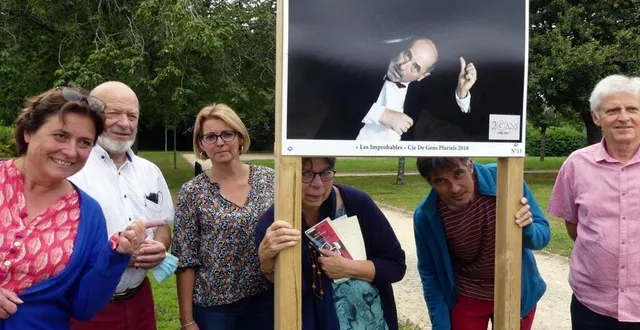 photo  devant l’une des photos de l’exposition photo en forme de parcours, retraçant les vingt années de scélia, les élus et l’équipe culturelle annoncent le programme de l’anniversaire, « vingt ans, ça se fête » les samedi 4 et dimanche 5 septembre. de gauche à droite : geneviève emonet, secrétaire de l’eea et de l’espace culturel ; patrick chabot, adjoint à la culture ; sandra vaupré, responsable de la médiathèque ; michelle benoît, responsable de l’espace culturel ; cyril mudry, responsable de l’établissement d’enseignement artistique, et michel duveau, adjoint à la vie associative.  &copy;  ouest-france 