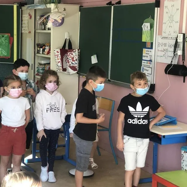 photo ce jeudi, cahiers et agendas sont restés dans les cartables. l’heure est à la recherche.  ©  ouest-france