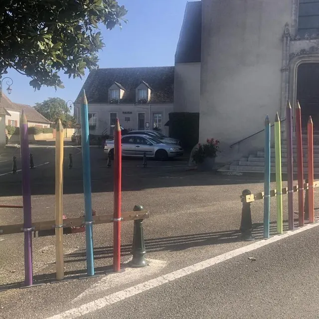photo le village s’est mis au diapason de la rentrée en plantant des crayons géants.  ©  ouest-france
