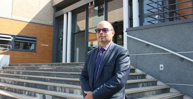 photo  thierry brion à l’entrée du lycée raphaël-élizé, mercredi1er septembre 2021.  &copy;  ouest-france 