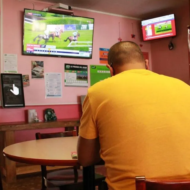photo au café de la cité, au mans (sarthe), sergio aime profiter du « calme » de l’établissement, pour déguster son café et faire ses paris hippiques.  ©  ouest-france