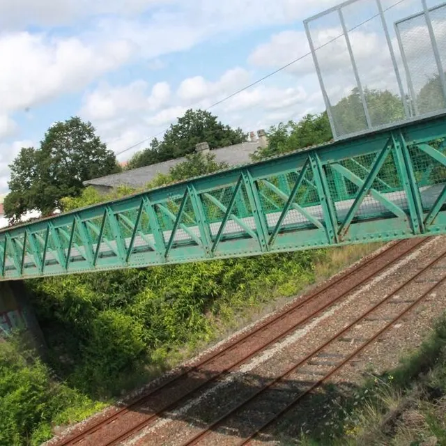 photo un petit pont permettait d’accéder au stade du maroc, pour enjamber la voie de chemin de fer, au mans (sarthe). il est aujourd’hui fermé.  ©  ouest-france