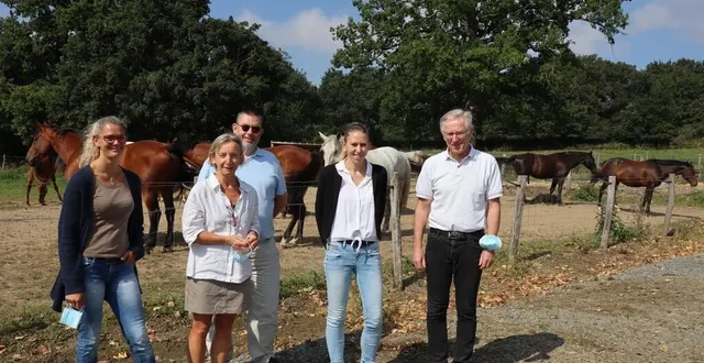 photo  marc le guyader (à droite) est le nouveau directeur du lycée agricole val de sarthe, à sablé-sur-sarthe (sarthe). il a préparé la rentrée, entre autres, avec l’équipe de vie scolaire à ses côtés.  &copy;  ouest-france 