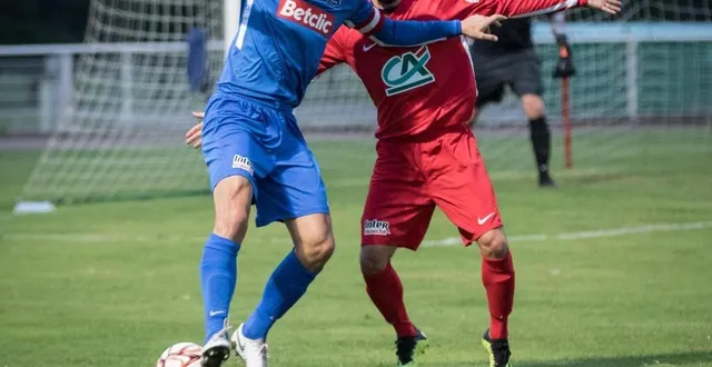 photo  l'ag caen (calvados, n3), ici en bleu, s’est logiquement imposée à valognes (manche, r3) sur le score de 2-1, au 4e tour de la coupe de france en normandie, samedi 2 octobre 2021.  &copy;  étienne pignol 