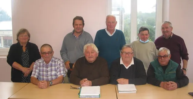 photo  les participants à la réunion autour de jean-pierre cicé, président, (assis, 2e à gauche) et annie olivier, maire-adjointe (à gauche).  &copy;  ouest-france 