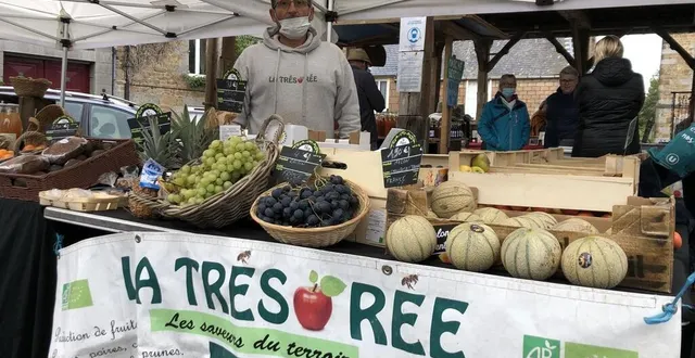 photo  stéphane perrot, gérant de la trésorée, sur le marché de la carneille, dans l’orne.  &copy;  ouest-france 