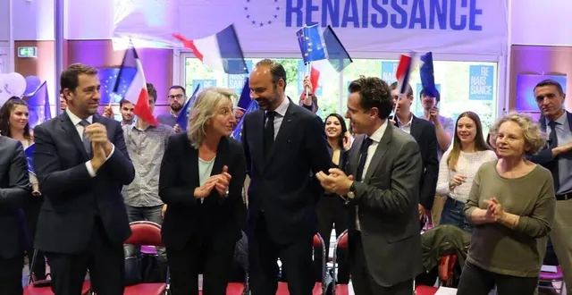 photo  depuis le début du quinquennat, christophe béchu affiche sa proximité avec la majorité présidentielle. comme ici avant les élections européennes de mai 2019, lors d’un meeting de soutien à la liste renaissance à angers, en présence de christophe castaner (à gauche) mais aussi d’édouard philippe (au centre), alors premier ministre. ?  &copy;  archives ouest-france 