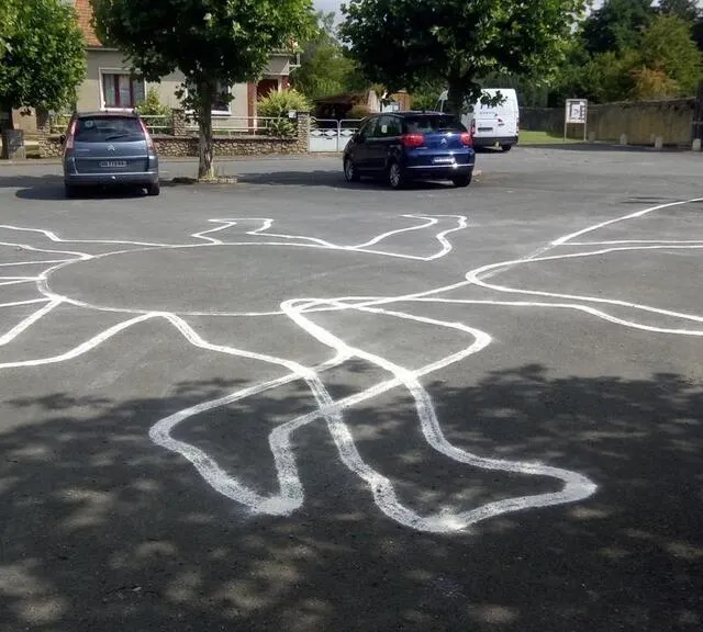 L’œuvre de Jacqueline Caulet guide les visiteurs vers le chemin du festival. Ouest-France photo l’œuvre de jacqueline caulet guide les visiteurs vers le chemin du festival. © ouest-france