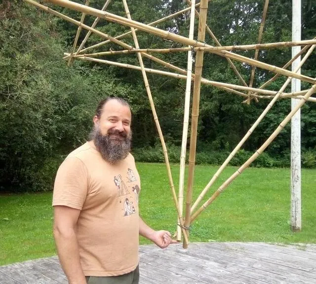 Olivier Dronne, tout sourire sur la scène du « théâtre de Verdure », une création réalisée pour la deuxième édition du festival. Ouest-France photo olivier dronne, tout sourire sur la scène du « théâtre de verdure », une création réalisée pour la deuxième édition du festival. © ouest-france