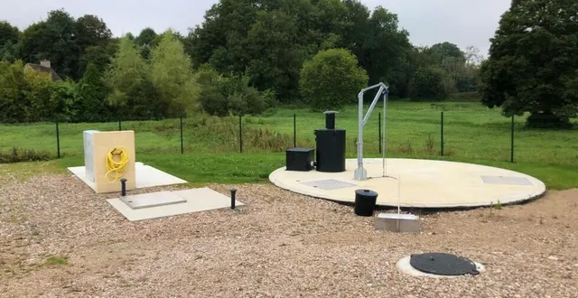 photo  depuis plus de six mois, la commune a engagé des travaux importants sur son réseau d’assainissement pour transférer ses effluents vers la station d’épuration de mamers. des difficultés ont retardé la réalisation du poste de relevage qui aurait dû être opérationnel en mai. depuis le 16 septembre, tout fonctionne. pour permettre un accès dans de bonnes conditions, un enrobé va être posé dans les prochaines semaines. la plantation de la haie le long du grillage, qui masquera l’installation, sera réalisée en novembre. restera à réaliser le curage de la lagune pour créer un petit espace de loisir.  &copy;  ouest-france 