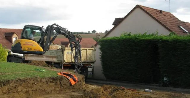 photo  la pelleteuse de la société cosnet tp manœuvre la pelleteuse.  &copy;  ouest-france 