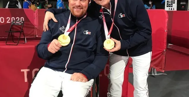 photo  michel roux, auprès du pongiste fabien lamirault, double champion paralympique aux jeux de tokyo.  &copy;  dr 