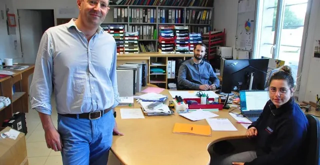 photo  xavier sermage (à gauche), ici avec jérôme baudoin, chargé d’affaires, et aude semensatis, aide conductrice de travaux, qui ont rejoint l’équipe depuis son arrivée.  &copy;  le maine libre 