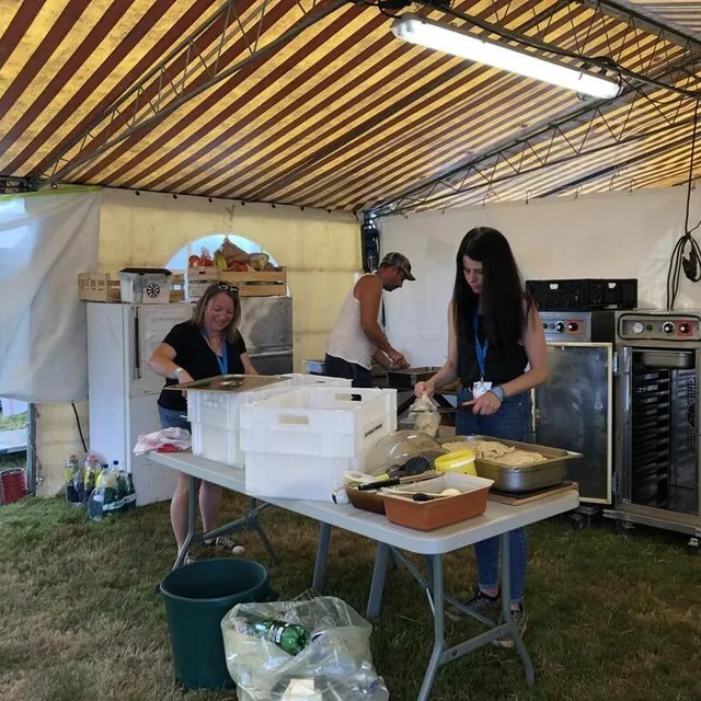 photo dans les cuisines, patricia, grégory et noéline préparent les repas pour les artistes et les bénévoles.  ©  ouest-france