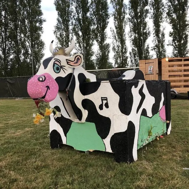 photo une vache au milieu du festival on s’rebiche à cerisy-belle-étoile (orne).  ©  ouest-france