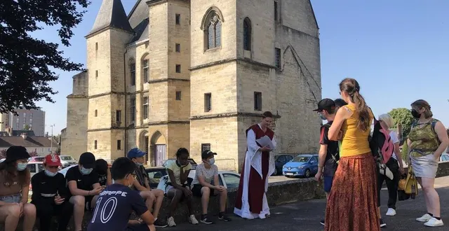 photo  les visites ludiques organisées par l’office de tourisme d’argentan ont bien fonctionné cet été. ici, une des balades contées autour de marguerite de lorraine.  &copy;  ouest-france 