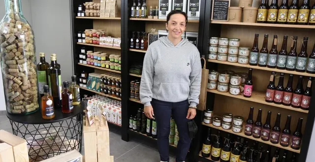 photo  lucie hertereau vient d’ouvrir les portes du décontrac’thé, une épicerie fine qui fait aussi salon de thé ou bar à vin, au cœur même du village.  &copy;  le maine libre 