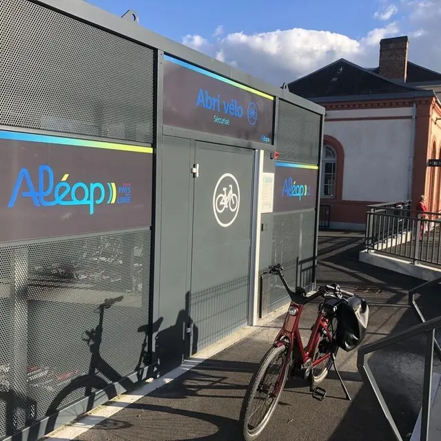 photo un abri vélo gratuit et sécurisé, 24 heures sur 24, 7 jours sur 7, à la gare de la ferté-bernard.  ©  le maine libre