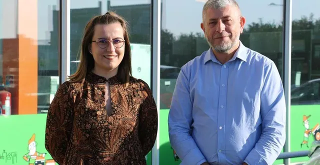 photo  chloé fortuné, chargée de communication à envie maine, et léopold dollon, le directeur, devant les actuels locaux ?de l’entreprise d’insertion professionnelle, route d’allonnes, au mans (sarthe).  &copy;  ouest-france 