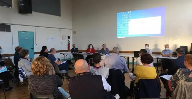 photo  le conseil communautaire maine cœur de sarthe, présidé par david chollet, a délibéré et voté les points de l’ordre du jour.  &copy;  le maine libre 