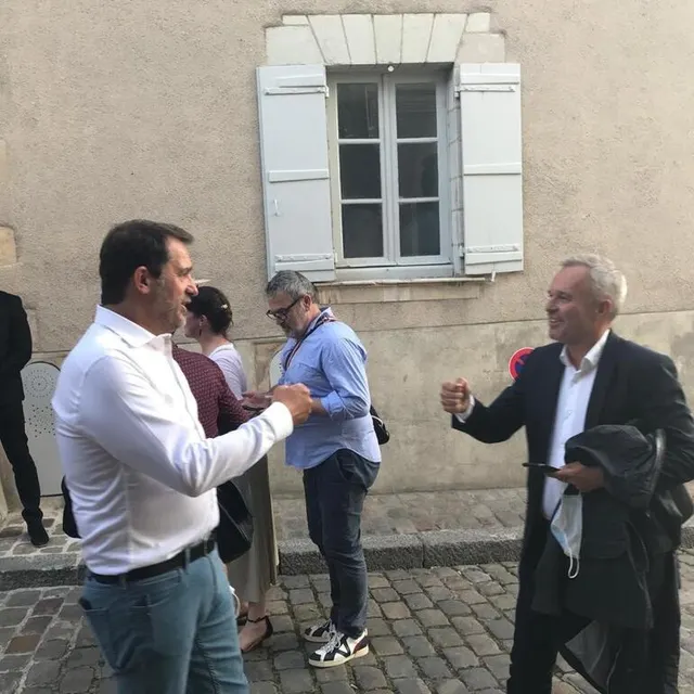 photo christophe castaner et françois de rugy, à leur arrivée au restaurant piano-bar gupta’s, à angers, où une réunion privée entre parlementaires et ministres se tient, ce dimanche soir.  ©  ouest-france