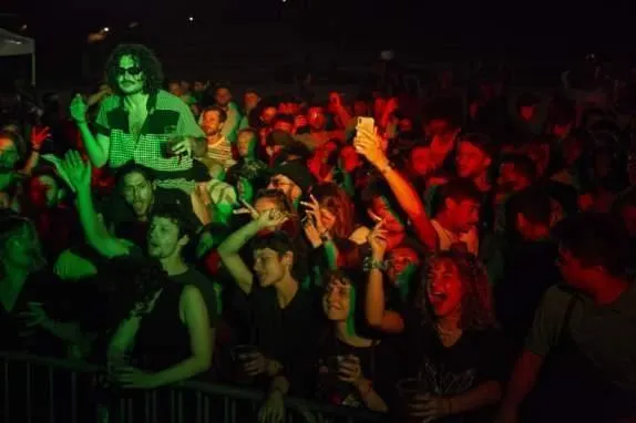 photo l’entrée gratuite a permis aux amateurs de musiques électroniques de faire la fête en plein air.  ©  martin verger