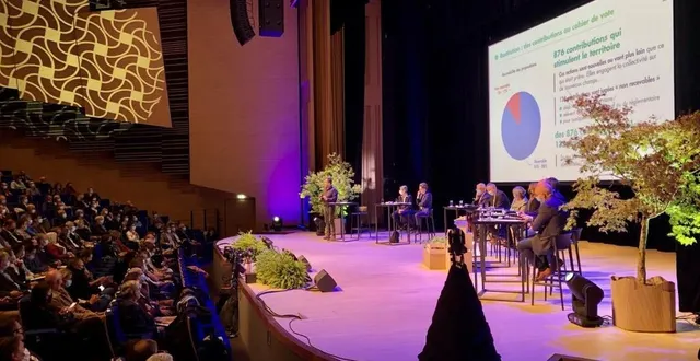 photo  angers, centre de congrès, le 5 octobre 2021. les élus de l’agglo ont reçu les habitants qui ont adressé le millier de propositions, départagées par 8 637 votants.  &copy;  co 