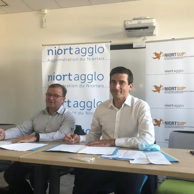 photo jean-marc ogier, le président de l’université de la rochelle, et jérôme baloge, maire de niort et président de niort agglo, ont renouvelé leur convention pour l’année à venir.  ©  co
