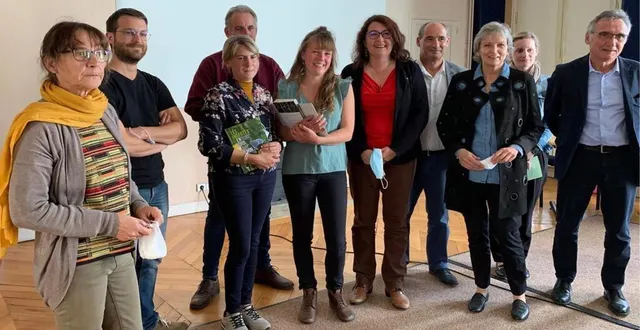 photo  les gagnants du concours national des pratiques agroécologiques prairies et parcours ont été récompensés par le pays vallée du loir et la sous-préfète de la flèche.  &copy;  ouest-france 