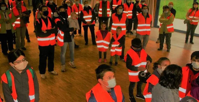 photo  les bénévoles à l’écoute des consignes de la journée.  &copy;  le maine libre 
