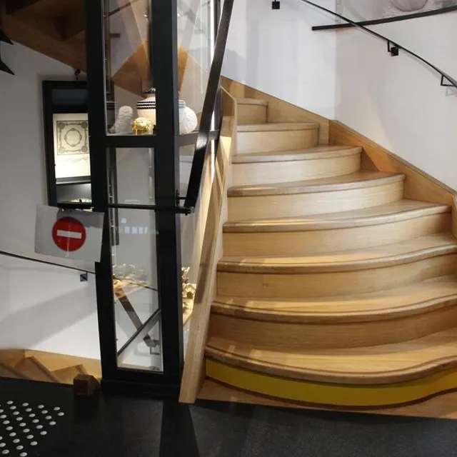 photo chaque niveau est séparé en deux espaces distinctes. du côté consacré à andré mare, la rondeur est de mise, notamment sur l’escalier en chêne.  ©  ouest-france