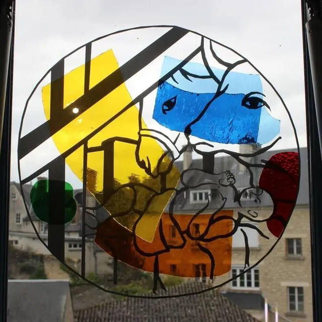 photo au dernier étage, on retrouve des vitraux, parmi lesquels celui de cathy van hollebeke. elle a reproduit le travail de fernand léger autour de « la nativité ».  ©  ouest-france