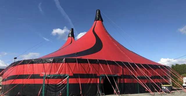 photo  le chapiteau qui accueillera les spectacles de l’entracte jusqu’en décembre est en cours de montage depuis lundi 4 octobre 2021 place du 8-mai à sablé-sur-sarthe (sarthe).  &copy;  ouest-france 