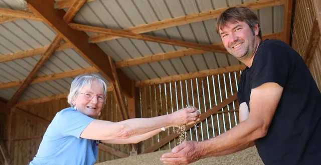 photo  sur les terres dont cédric babin est locataire grâce à l’association terre de liens (représentée ici par brigitte rozoy), le producteur a récolté suffisamment de céréales pour nourrir ses volailles pendant un an.  &copy;  ouest-france 