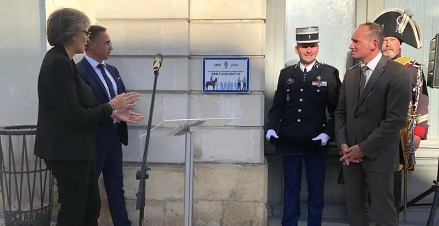 photo  une plaque célébrant le tricentenaire de la brigade territoriale de gendarmerie de sablé-sur-sarthe a été officiellement dévoilée, mercredi 6 octobre 2021, sur la façade de la mairie.  &copy;  ouest-france 