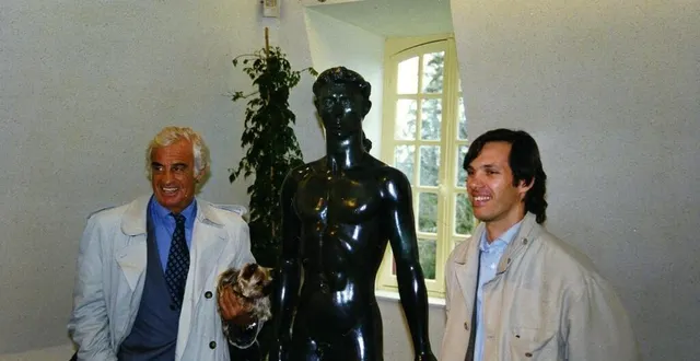 photo  jean-paul belmondo et son fils paul, devant la statue de son père, sculpteur émérite.  &copy;  domaine de trévarez – p le corre. 