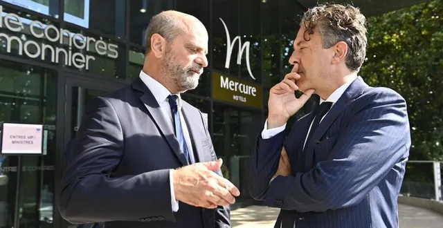 photo  christophe béchu, maire d’angers (divers droite), en discussion avec le ministre de l’éducation nationale, jean-michel blanquer, en marge des journées parlementaires lrem à angers.  &copy;  vincent michel/ouest-france 