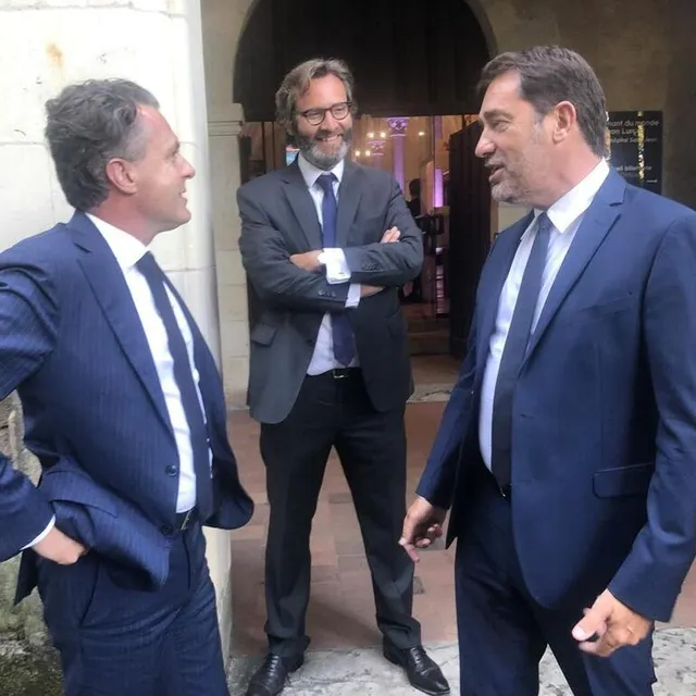 photo le maire d’angers, christophe béchu (divers droite), en discussion avec christophe castaner, président du groupe lrem à l’assemblée nationale, à jean-lurçat.  ©  ouest-france