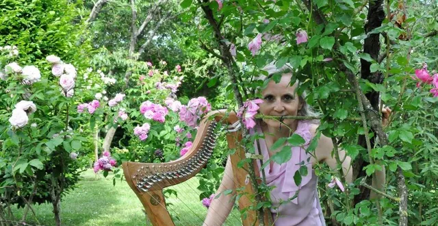 photo  sylvie callu accompagnée de sa harpe celtique dans un décor bucolique.  &copy;  sylvie callu 