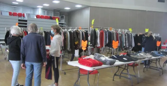 photo  la préparation de la bourse aux vêtements a demandé beaucoup de temps de préparation aux bénévoles de familles rurales.  &copy;  ouest-france 