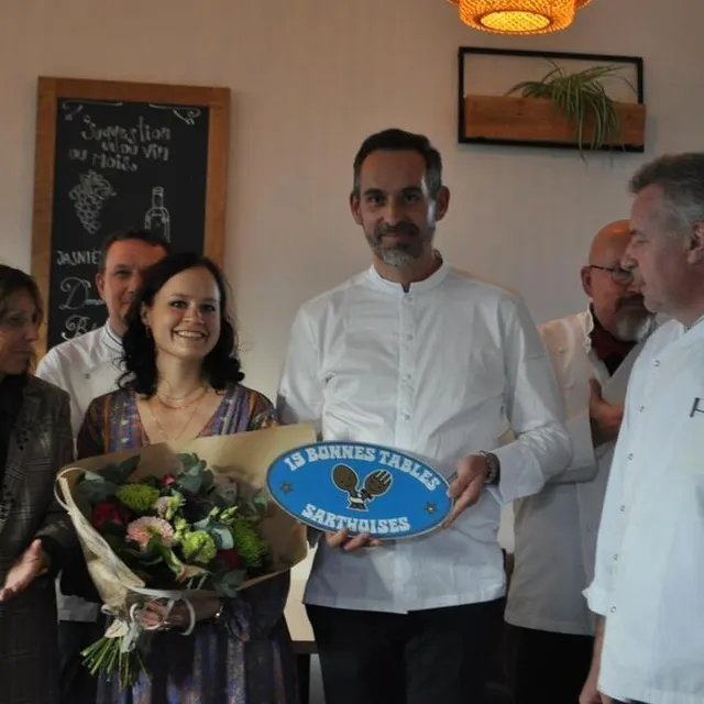 photo yann cozic et patricia, restaurateurs à la terrasse, à sablé, au côté de xavier frénot, des étangs de guibert.  ©  le maine libre