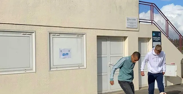 photo  robin diankolela et hugo kalinski, s’entraînent en prévision du défi de vendredi : jongler pendant 24 heures.  &copy;  ouest-france 