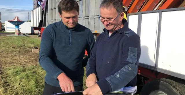 photo  joan papavero, forain, et antoine gérard, président du comité d’organisation de la foire de montilly.  &copy;  ouest-france 