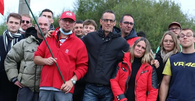 photo  une partie des salariés de mutual logistics ont entamé une grève, ce jeudi 7 octobre 2021. ils réclament une revalorisation de leurs salaires.  &copy;  ouest-france 