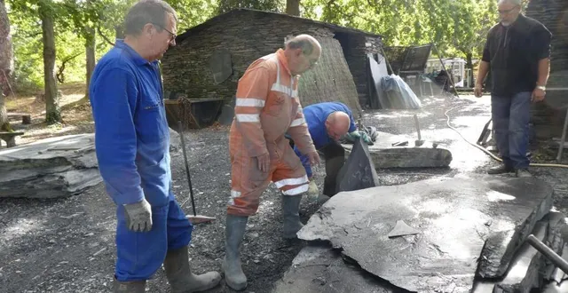 photo  yves tanguy, alain roger, jean-christophe boisteault et daniel lecomte se sont attaqués aux blocs de schiste. 