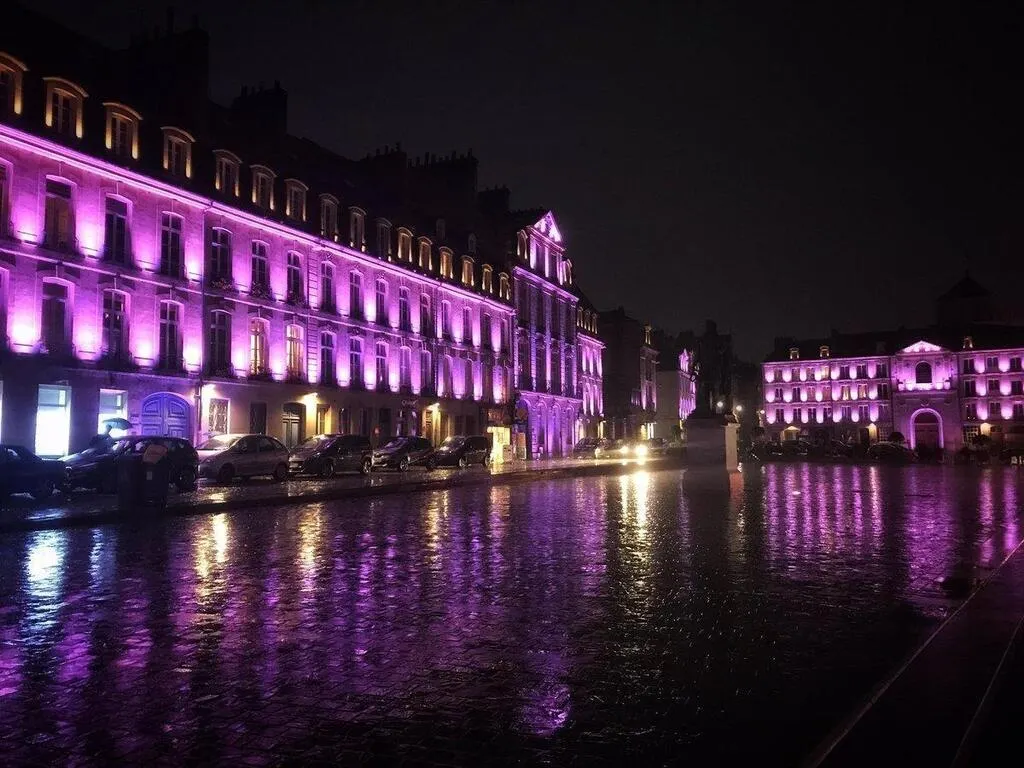 Les façades de Caen s’illuminent pour Octobre rose